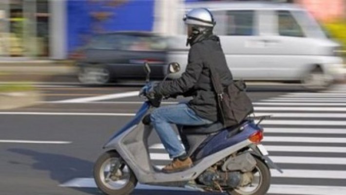 Mopedele vor putea fi conduse, începând cu data de 19 ianuarie 2013, numai cu permis de conducere. Ce părere aveţi?